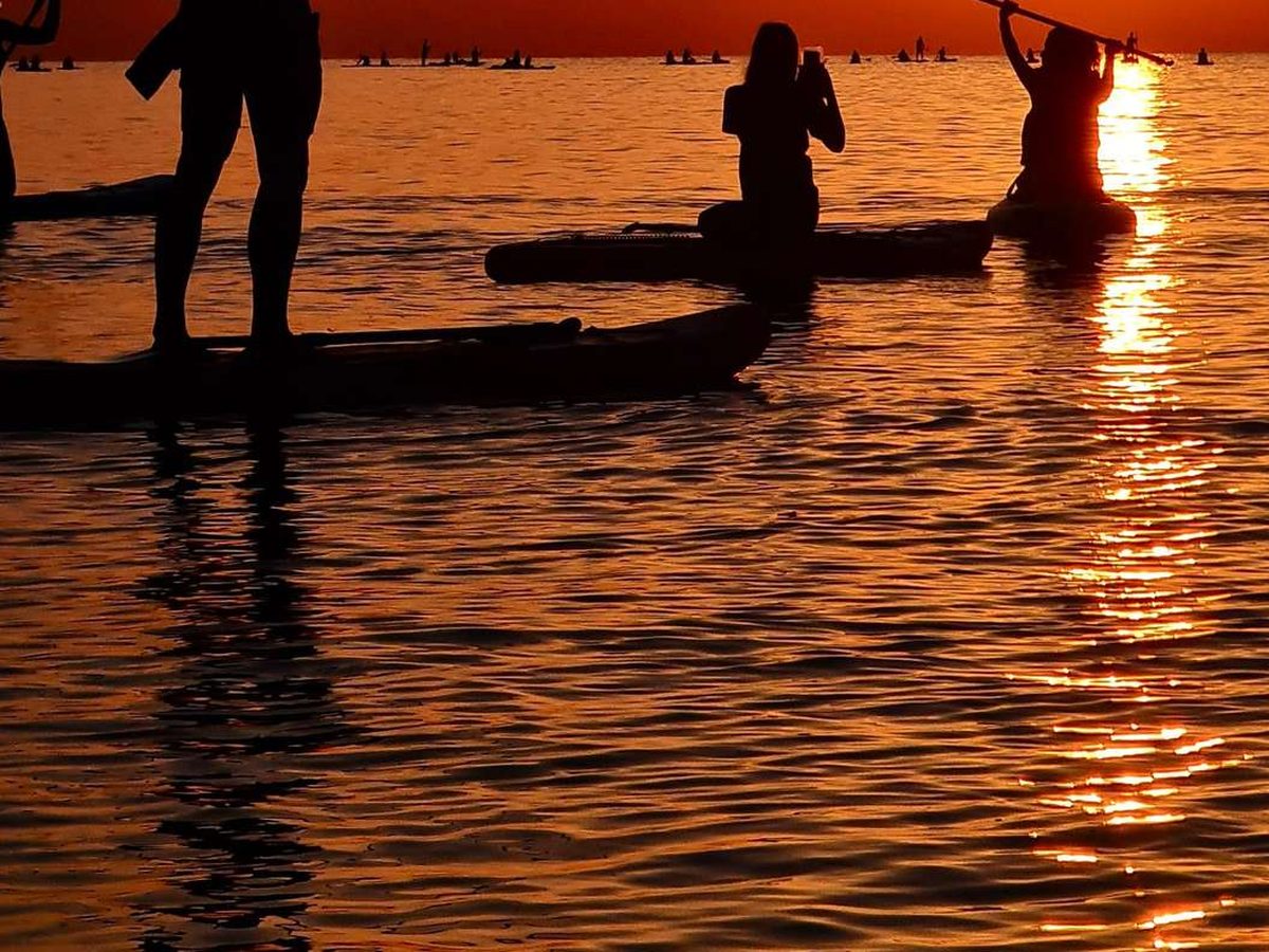 Paddleboard a l'alba. Inc.: monitor, fotos, material