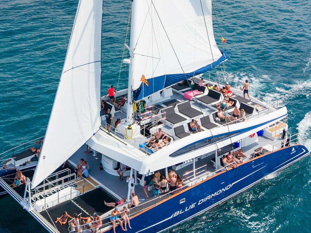 Catamarà prémium amb barra lliure, dinar i zona vip