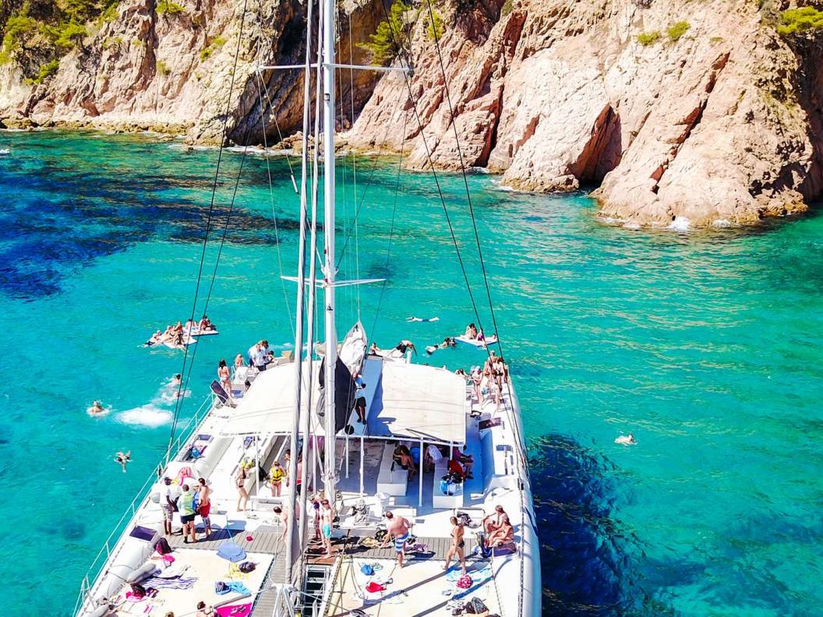 Creuer en catamarà amb barbacoa i begudes