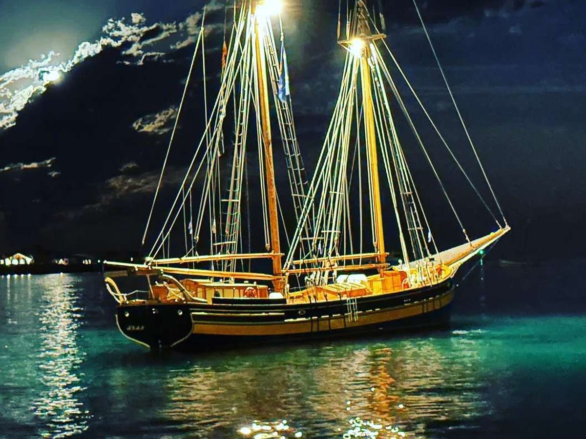 Ruta en barco al capvespre amb copa de cava